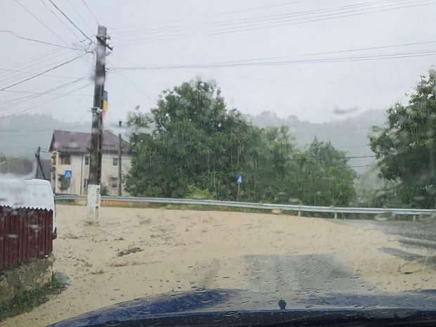 Circulaţia pe un pod peste râul Putna, închisă în Vadu Roşca, de teama unei viituri. S-au înregistrat precipitaţii de aproape 100 de litri pe metru pătrat