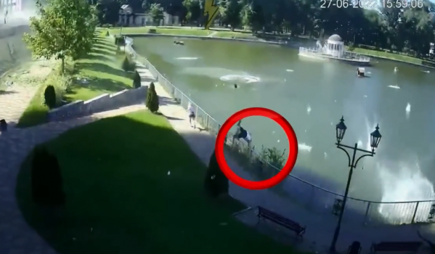 Momentul în care un tânăr ucrainean s-a salvat de bombele de la Kremenciuk sărind într-un lac, filmat de camerele de supraveghere