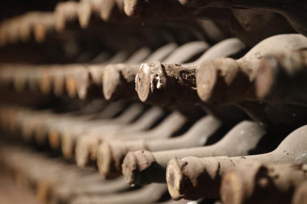 Un cuplu de hoți, arestat după ce au furat sticle de vin în valoare de 1,6 milioane de euro, dintr-un restaurant din Spania