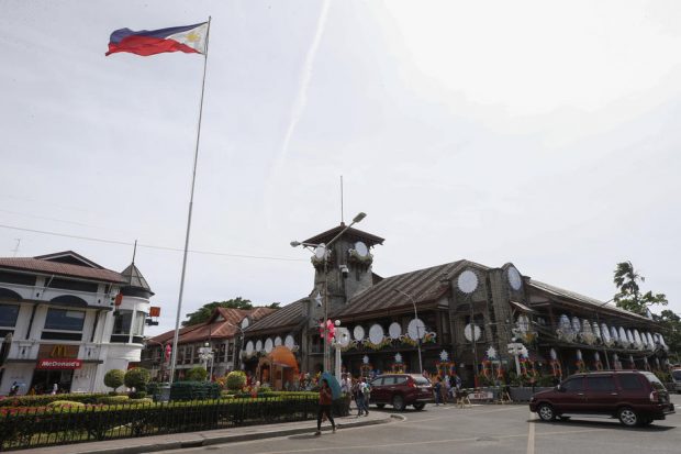 Un primar din Filipine le impune funcționarilor publici să zâmbească. Ce riscă în caz contrar