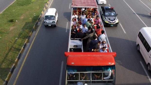 Un bărbat care petrecea într-un autobuz turistic descoperit, grav rănit după s-a lovit cu capul de un pod, în Germania
