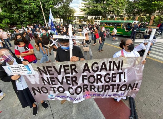 Filipinezii cumpără cărți despre dictatorul Ferdinand E. Marcos de teamă ca istoria lor să nu fie rescrisă de fiul său, venit la putere