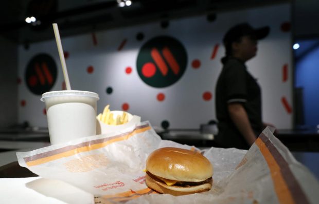 Ce gust are mâncarea în fostele restaurante McDonald’s din Rusia, redenumite „Vkusno i tochka”