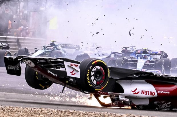 Filmare cu accidentul teribil al pilotului Zhou Guanyu, difuzată de Formula 1. Ce l-a salvat pe chinez