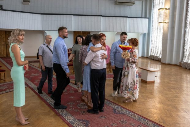 Peste 8.000 de cupluri s-au căsătorit la Kiev după invazia rusă din Ucraina