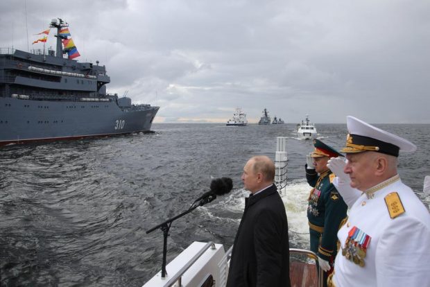 Vladimir Putin anunță că marina rusă va primi rachete hipersonice, cu ocazia participării la parada navală de la St. Petersburg
