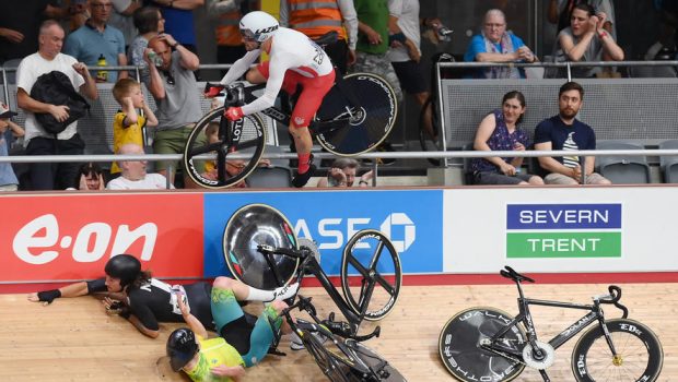 Un ciclist britanic a zburat în tribună, după un accident teribil pe velodrom, la Jocurile Commonwealth. Trei sportivi sunt în spital, doi spectatori au fost răniți