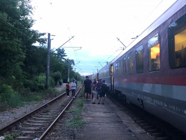 Locomotiva unui tren s-a defectat și a rămas în câmp, la Gorj. Conductor: „Dracu’ să o ia, era pentru prima dată când nu avea întârziere”