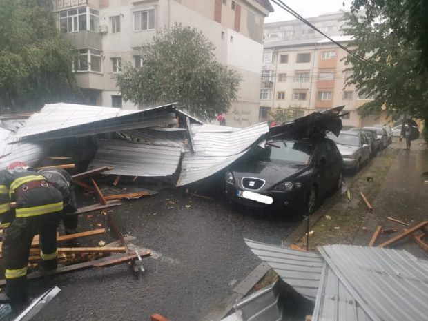 Acoperișuri smulse și copaci căzuți peste mașini, în urma vijeliei din Focșani. Orașul a fost sub cod portocaliu de vreme rea