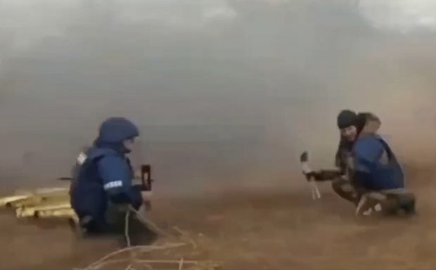 Un ziarist rus transmitea în direct de lângă țeava unui tun care trăgea în ucraineni și a fost lovit în plin de suflul loviturii | VIDEO