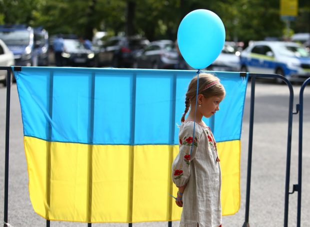 REPORTAJ. 150 de ucraineni au venit în fața Ambasadei din București de ziua lor națională. „Vă mulțumim, oameni ai României”