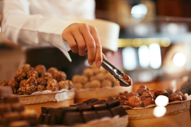 O companie canadiană caută degustător de ciocolată. Cu cât este plătit omul care va mânca dulciuri