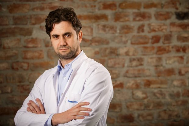 După 18 ani petrecuți la București, un cunoscut medic grec vorbește despre defectele românilor: „Considerați prea mult că tot ce vine din afară este bun! Și nu aveți încredere în voi”