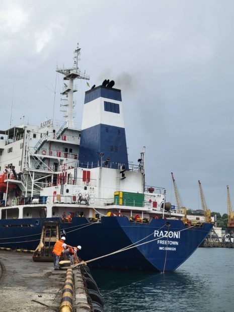 Prima navă încărcată cu cereale ucrainene a plecat din portul Odesa. „Un pas spre prevenirea foametei în lume” – VIDEO