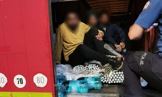 31 de cetățeni din India şi Bangladesh, care intenţionau să ajungă ilegal în Spaţiul Schengen, găsiţi ascunşi într-un TIR cu piese metalice