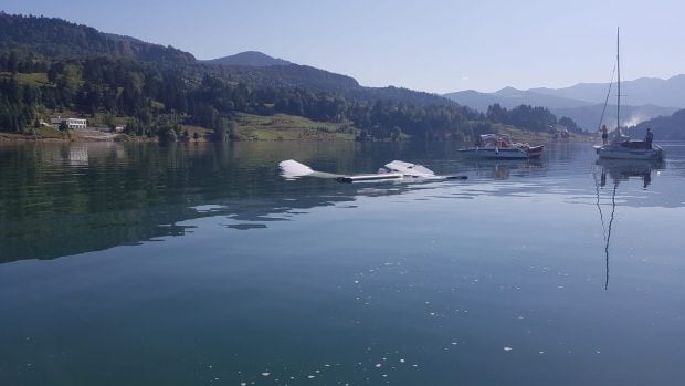 Momentul în care avionul ușor se prăbușește în Lacul Colibița a fost filmat de oamenii de pe mal | VIDEO