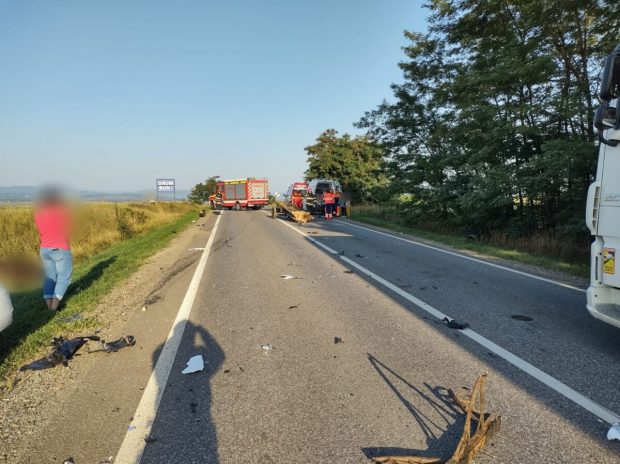 Căruță în care se aflau doi copii şi doi adulţi, lovită de un autoturism, pe un drum din Suceava. 4 persoane, la spital