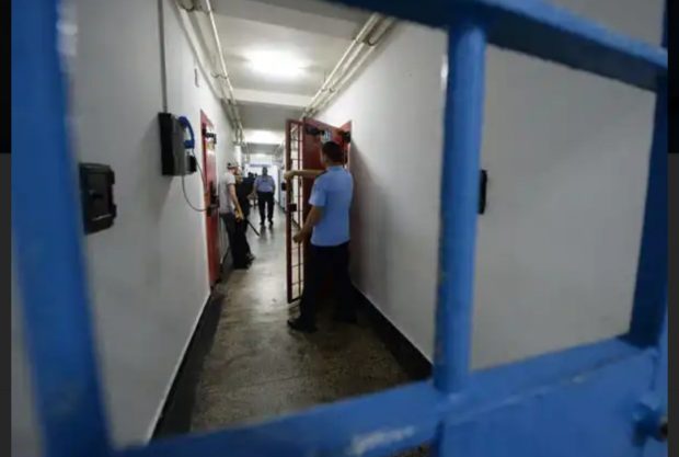 Un deținut de la Penitenciarul Deva a vrut să-i dea mită agentului supraveghetor ca să-i ridice câștigul de la Loto. Ce sancțiune a primit