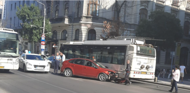 Zeci de troleibuze, blocate după un accident produs în fața Primăriei Capitalei. Circulația, reluată după mai bine de trei ore