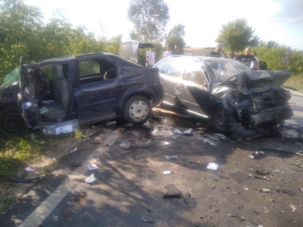 Accident grav la Vaslui. Cinci persoane rănite și trei autoturisme distruse după o depășire ratată