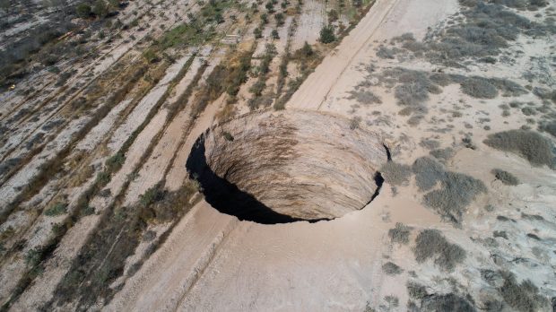 O groapă misterioasă de 200 de metri adâncime, găsită în Chile. Autoritățile încearcă să afle cum s-a format