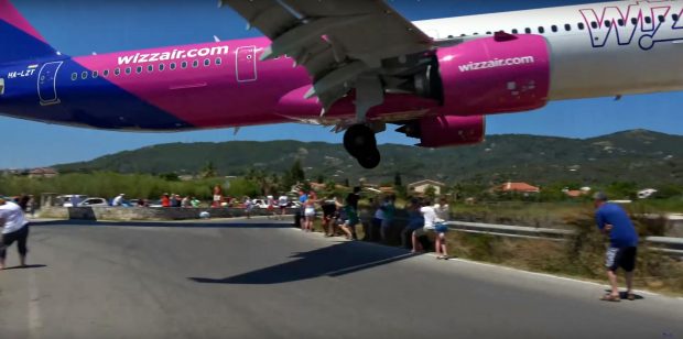 VIDEO. Avion filmat trecând la câțiva metri deasupra turiștilor, înainte de a ateriza pe insula grecească Skiathos