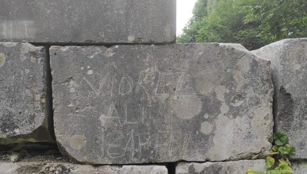 Un bărbat și-a scrijelit numele pe zidul cetății Sarmizegetusa, monument UNESCO: „Am făcut-o din plictiseală”