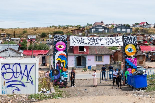 Emil Boc, invitat la festivalul comunităților marginalizate din Pata Rât. „Haideți să vedeți cum e viața printre gunoaie. Și noi suntem clujeni”