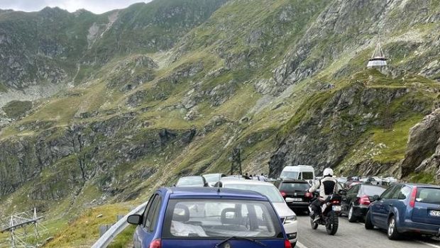 Un bărbat şi un copil au ajuns la spital, după ce motocicleta lor a fost lovită de o mașină, pe Transfăgărăşan