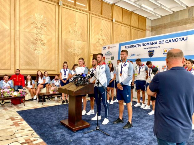 Niciun oficial al Ministerului Sportului nu i-a așteptat la aeroport pe canotorii care au adus 8 medalii de la Europene: „Le urăm vacanţă plăcută în continuare”