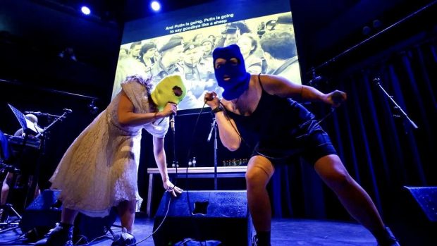 Membrele trupei punk Pussy Riot, reținute în Elveția pentru câteva ore. Ce au făcut activistele anti-Putin