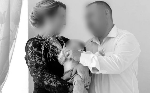 ”Am văzut oameni care mergeau pe stradă și plângeau”. După moartea unui cuplu și a bebelușului lor într-un accident pe Valea Oltului, o comună e în stare de șoc