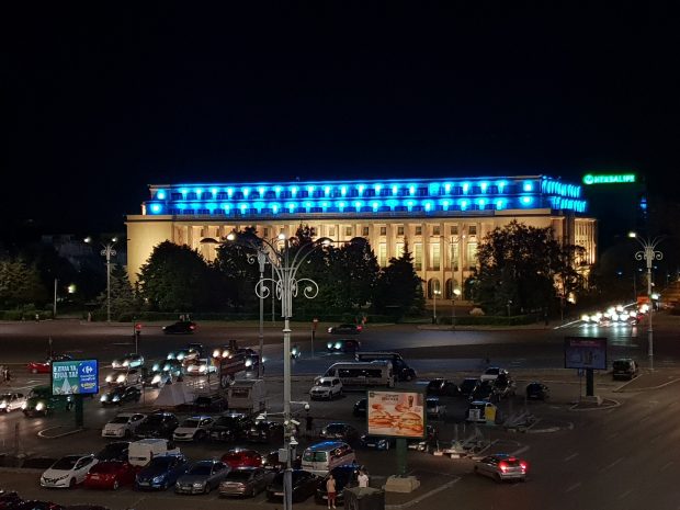 Palatul Victoria, luminat în culorile steagului Ucrainei