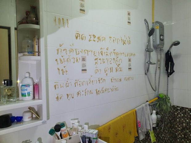 O femeie blocată de trei zile în propria baie și-a scris „testamentul” pe pereți, cu cosmetice, crezând că nu va mai fi salvată, în Thailanda