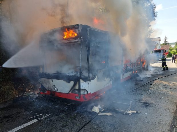 Un autobuz a luat foc în mers, în Bistrița. „Oamenii s-au salvat spărgând geamurile. Ușile se blocaseră”