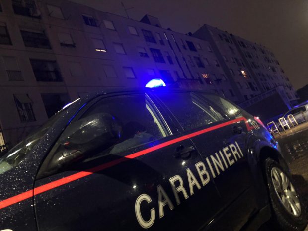 Un român din Italia și-a atacat familia cu o foarfecă, apoi a spart totul în casă: „Când a văzut factura dublată la energie, a cedat”