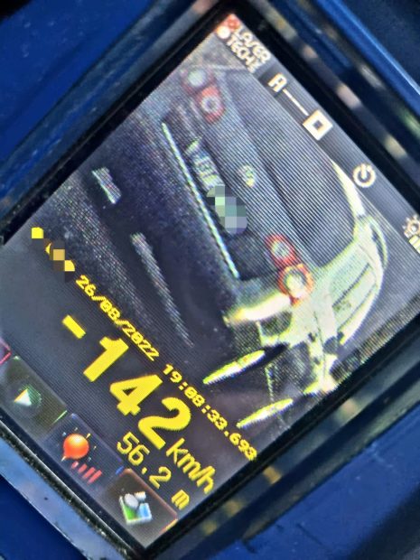Un șofer din Botoșani urmărit de polițiști pentru că circula cu viteză mare a încercat să scape ascunzându-se într-o mânăstire