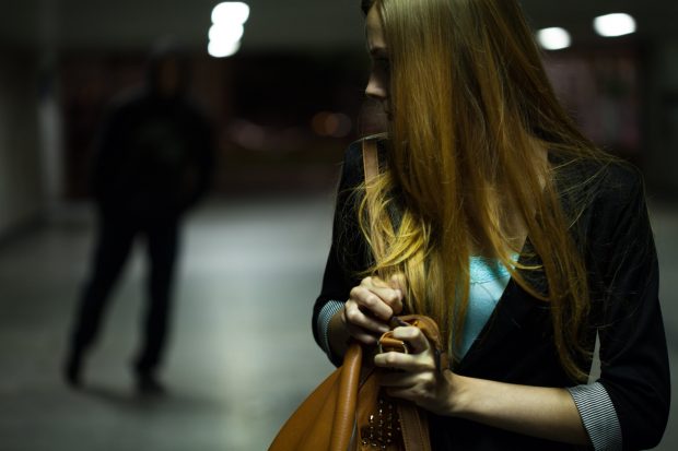 Un necunoscut a filmat-o în metrou. Utilizatorii TikTok au decis că are variola maimuței: „Am fost făcută și leproasă când eram mică”