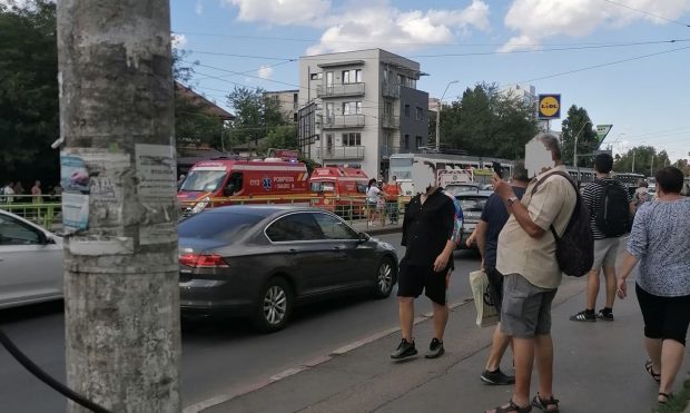 Tânără decedată în București, după ce a fost prinsă sub tramvai. Circulația garniturilor în zona Calea Ferentari, blocată