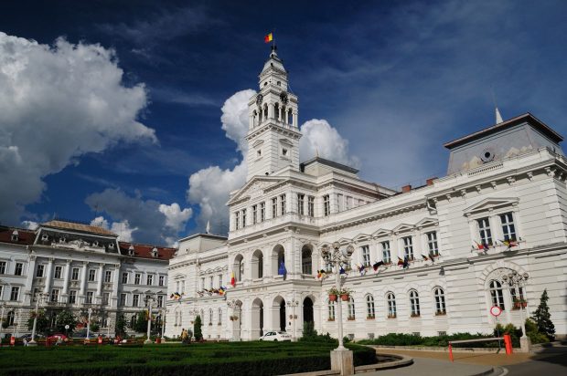 Iluminat public redus cu două ore și semafoare intermitente oprite, măsuri decise de primăria din Arad pentru reducerea consumului de energie