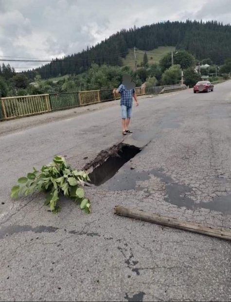 O bucată de șosea de pe un pod din Neamț s-a surpat. Trafic restricționat pentru camioane