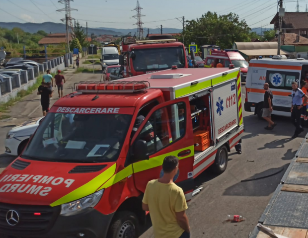 Cinci persoane, între care un bebeluș, rănite după ce un TIR şi o dubă s-au ciocnit, la Vâlcea