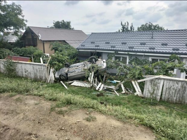Accident spectaculos în Vaslui. Un tânăr de 19 ani din Buzău a ratat o depășire, a doborât un gard și a aterizat cu mașina în casa unui localnic