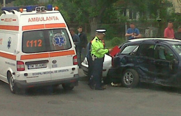 Ambulanță implicată într-un accident în județul Timiș. Șoferul și asistenta medicală au fost răniţi