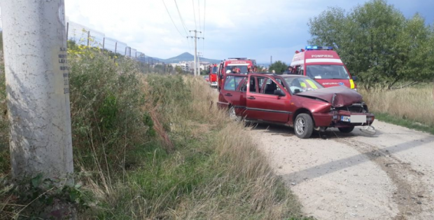 Accident cu patru răniți în Bistrița, după ce mașina condusă de un adolescent de 16 ani care consumase droguri a intrat într-un stâlp