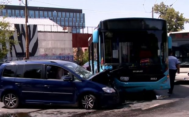 Accident între o mașină și un autobuz pe șoseaua Panduri din București. Trei persoane, transportate la spital