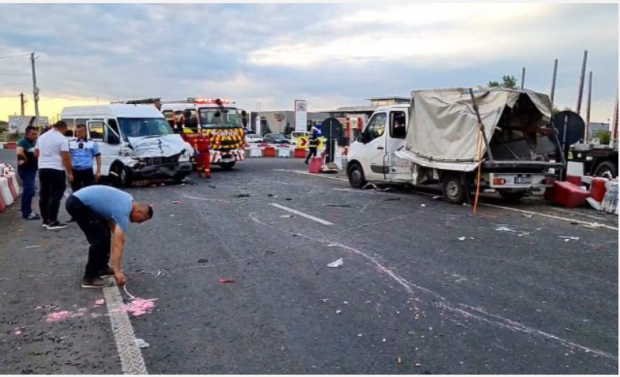 Accident cu 13 răniți la Lețcani, în urma impactului dintre o camionetă și un microbuz