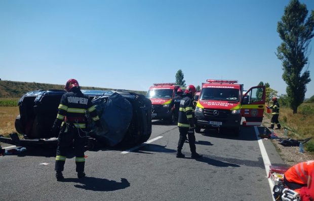 Un bărbat şi un copil au murit, iar altul e în stare gravă, după ce mașina în care se aflau s-a răsturnat, în Bihor