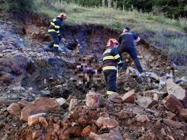 Un bărbat a murit după ce a fost prins sub un mal de pământ, în localitatea băcăuană Cerdac
