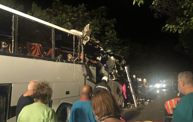 Trei români morți în autocarul care a lovit o mașină parcată pe marginea drumului, în Bulgaria. 25 de români erau în mașină
